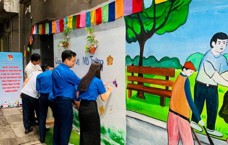 doan-vien-thanh-nien-thu-do-bien-buc-tuong-day-dac-quang-cao-rao-vat-trai-phep-truoc-day-thanh-buc-tranh-da-sac